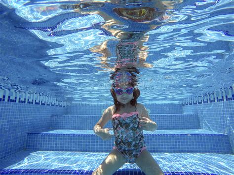 Glückliches Mädchen Schwimmt Unter Wasser Im Pool Lizenzfreies Stockfoto