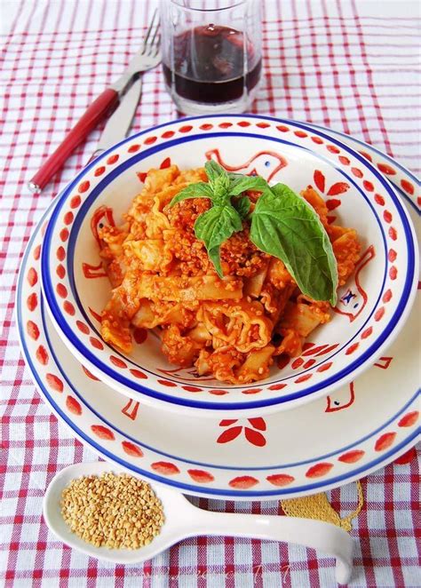 Cuocete per circa 15 minuti il granulare di soia in abbondante acqua bollente salata, scolatelo, strizzatelo con le mani. Ricetta Reginette con ragù di soia o vegù | IdeeRicette