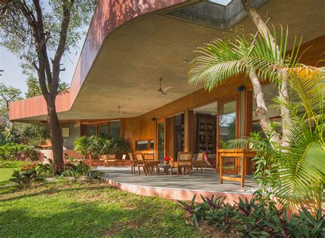Modo Designs Curvilinear Verandah House Fuses With The Surrounding