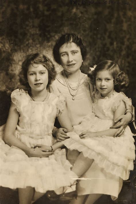 Sebagai suami ratu, yang naik takhta pada 1953, phillip mendukung elizabeth dalam tugas resminya sebagai penguasa kerajaan, menemaninya. Wah, Foto Masa Muda Ratu Elizabeth II Bakal Dilelang Mulai ...