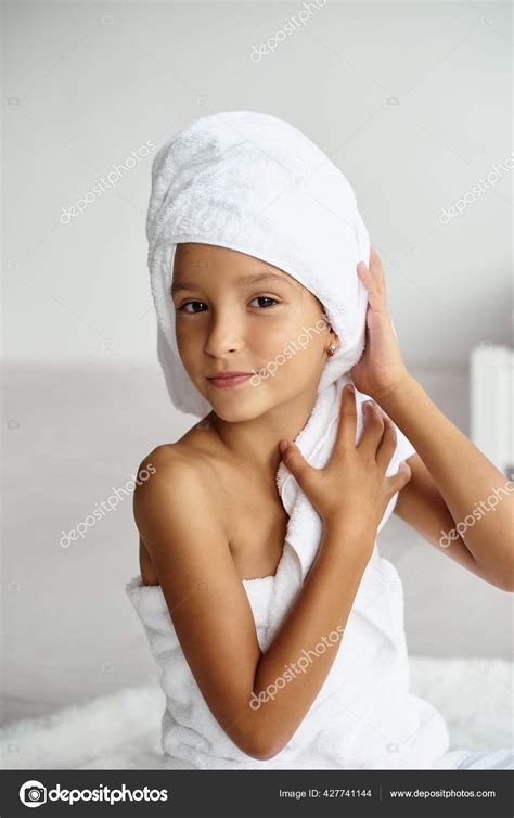 nettes mädchen bademantel mit nassen haaren nach dem baden oder stockfotografie lizenzfreie