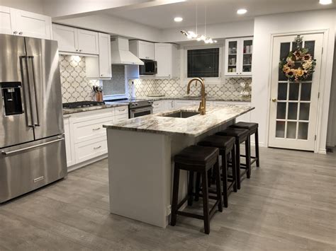Welcome to gateway kitchen & bath — we are winnipeg's top renovation specialists, specializing in kitchen renovations, custom cabinets, and more! Pearl White Shaker Cabinets - Winnipeg Cowry