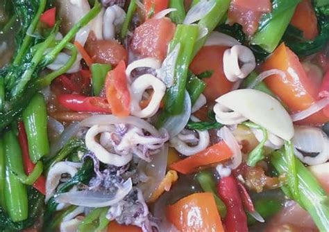 Masukkan saus tiram, soy sauce, penyedap rasa, garam dan air sedikit saja. Resep Tumis kangkung cumi saus tiram oleh Annabellika ...