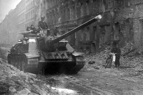 Su 100 Berlin 1945 World War Photos