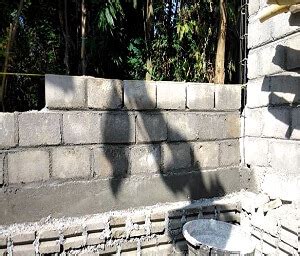 Pada gambar diatas batako dipasang dengan jarak spesi adukan 2 cm, jumlah batako utuh yang bertuliskan rumahbangun.com ada 8 bh sedangkan batako terpotong apabila digabungkan ada 3 bh maka kebutuhan batako per m2 adalah 8 bh + 3 bh = 11 bh. Jumlah Batako Per Meter Persegi | Harga Batako Pandawaland