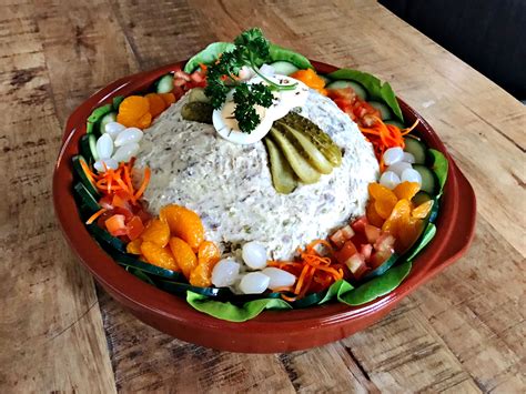 Verse rundvlees salade opgemaakt in een grote schaal