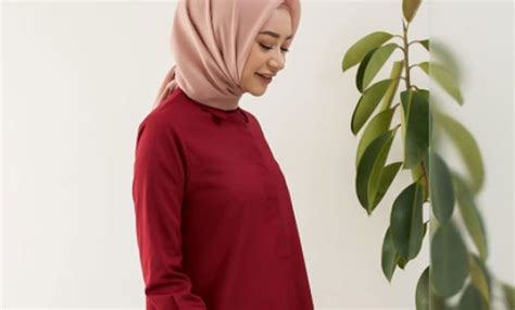 Baju dusty pink dengan kerudung yang senada pun bisa menjadi kombinasi yg bagus. 10 Gambar Baju Merah Cocok Pake Kerudung Warna Apa