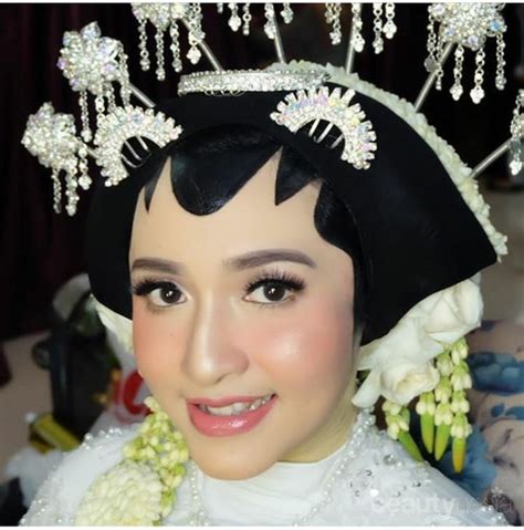 Pengantin adat jawa hijab tanpa paes. Inspirasi Make Up Pengantin Adat Jawa untuk Hijabers ...