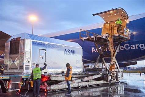 With the delivery and installation of asml euv scanners in those giant fab players like samsung although asml nxe euvl scanner is the only commercialized euv exposure system available on. Fabrikausrüster: ASML fixiert 23 Bestellungen für neue EUV ...
