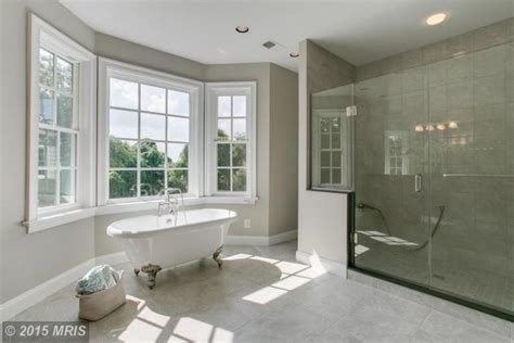 These baths have plenty of area around and beneath, making the room look airy and larger than it acrylic bath tubs are practical and high on utility. 20 Beautiful Bathrooms With Bay Windows | Beautiful ...
