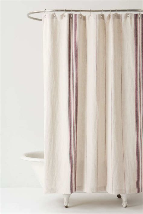 Se trata de vestir la casa con tendencias de interiorismo, para crear espacios agradables que se adapten a los gustos y necesidades de quienes la habitarán. Cortinas de ducha para un baño de estilo romántico ...