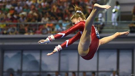 Gimnasia rítmica phrase gimnasia femenina de competición que se practica siguiendo el ritmo de una música y con objetos como aros, cinta o pelota comenzó de pequeña a practicar gimnasia rítmica. ¿Que es la gimnasia? ⚡️ » Respuestas.tips