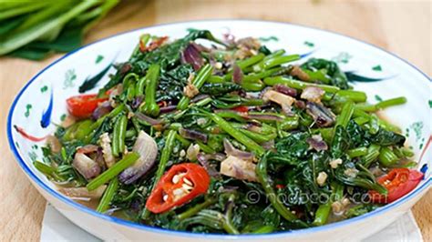 Daun ubi jalar disebut memiliki kandungan nutrisi yang sebanding dengan bayam. Resep Tumis Daun Ubi Jalar - Lifestyle Fimela.com