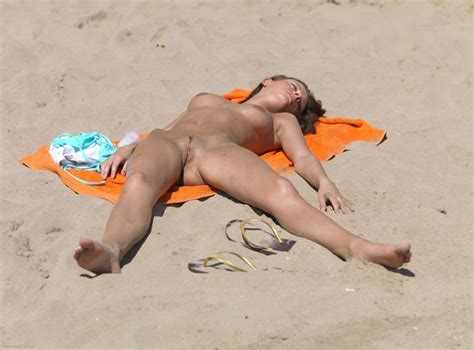 Prendere Il Sole Donna Nuda In Ucraina Foto Beach