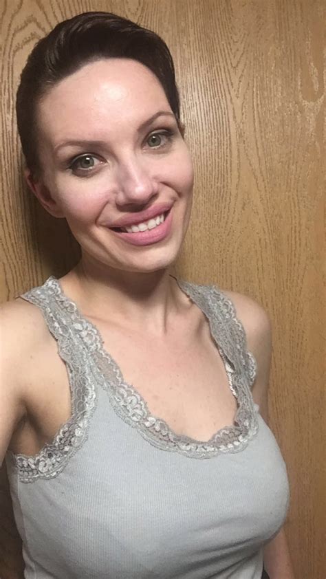 this ordinary mom looks so much like angelina jolie it s terrifying you
