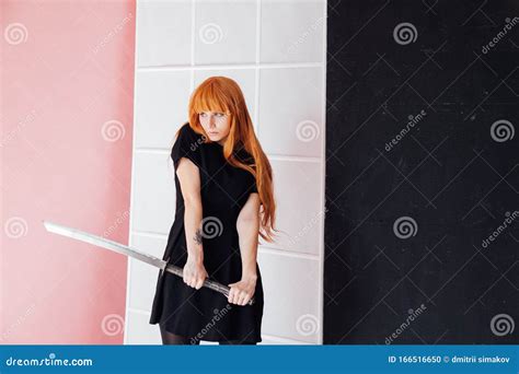 Anime Femenino Con Pelo Rojo Con Espada Samurai Japonesa Foto De