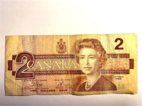 1986 Canadian 2 Dollar Bill Ottawa Banknote Queen Elizabeth Ii Rare