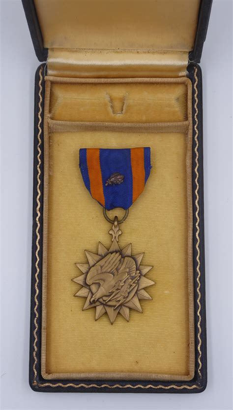 Ww2 Cased Air Medal With Oak Leaf Cluster Chasing Militaria