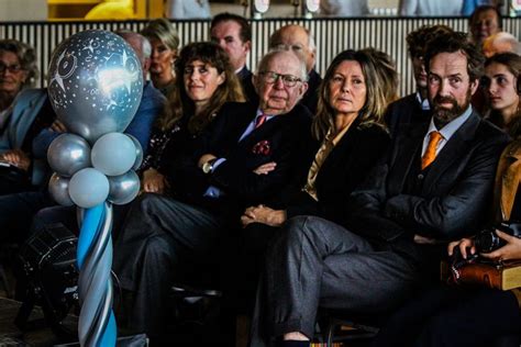 Hij was voorzitter van de raad van bestuur van fortis van 1990 tot 28 september 2008 en lid van de raad van bestuur van belgacom tot 3 oktober 2008. Lippens steelt de show tijdens volksfeest en legt fysieke ...