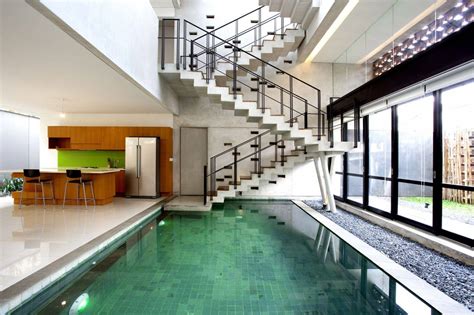 Bagi anda yang berencana membangun kolam renang di rumah pastinya ingin mengetahui berapa anggaran yang harus disiapkan untuk keperluan. 8 Inspirasi Kolam Renang Modern untuk Rumah Anda