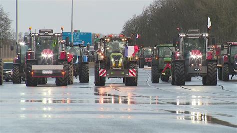 CARTE Agriculteurs en colère lautoroute A1 bloquée sur 40