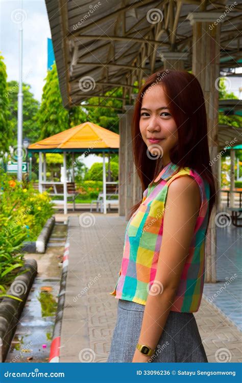Portret Van Tiener Aziatische Vrouw Stock Foto Image Of Gelukkig