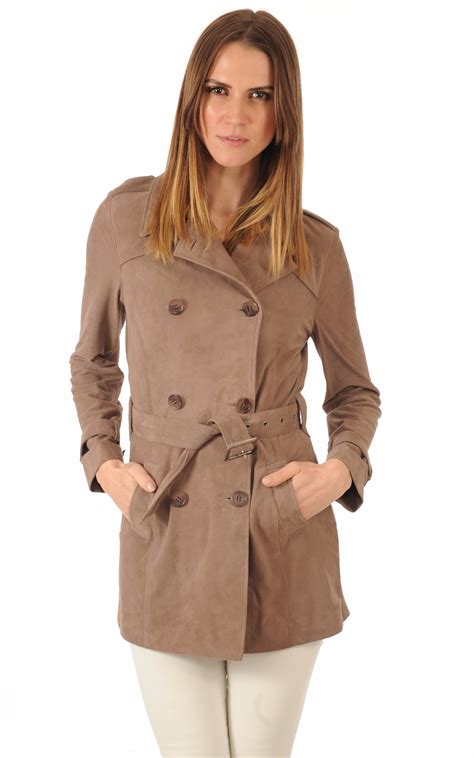 Comme l'imperméable, le trenchcoat est généralement long de couleur cette veste de pluie pour femme se porte plutôt en automne, aussi bien avec un pantalon tailleur qu'un jean ou une jupe. Trench Femme en Cuir Velours Taupe La Canadienne - La ...