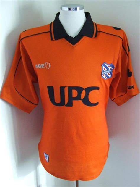 Het shirt is donkerblauw van kleur en. SC Heerenveen Third football shirt 2001 - 2002.