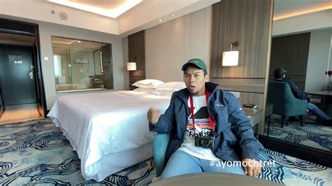 28 katlı otel, 1995 yılında açılıp 2012 yılında yenilenmiştir. Tips Motret Interior Hotel Sheraton Surabaya - YouTube