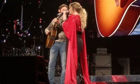 Kelly Clarkson S Husband Surprised Her At Last Tour Stop Video
