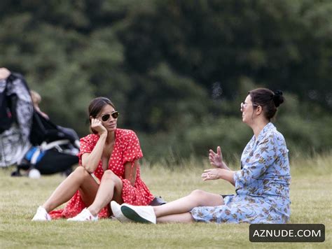 Melanie Sykes Relaxing In Primrose Hill Park Chatting Away