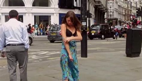 Esta Mujer Se Desnud En P Blico Para Dejar Un Poderoso Mensaje Video