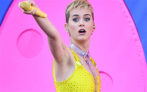 Miley Cyrus Claims Katy Perry S Song I Kissed A Girl Is About Her