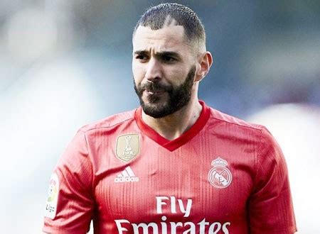 kaʁim bɛnzema ؛ مواليد 19 ديسمبر 1987) لاعب كرة قدم فرنسي يلعب في مركز الهجوم مع نادي ريال مدريد في الدوري الإسباني ومنتخب فرنسا. كريم بنزيما يستعرض سيارته الـ«بوغاتي» الفاخرة.. ويُحير متابعيه