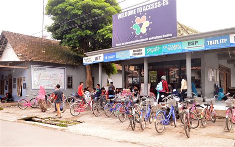 Suasana di kampung inggris pare juga berbeda dengan perkampungan pada umumnya, jika biasanya di perkampungan terlihat sepi di jam tertentu tidak kampung inggris pare memang sangat ramai apalagi jika melihat para pelajar yang sedang bercekrama menikmati waktunya disana. Kampung Inggris Pare: Informasi dan Panduan Lengkap 2016