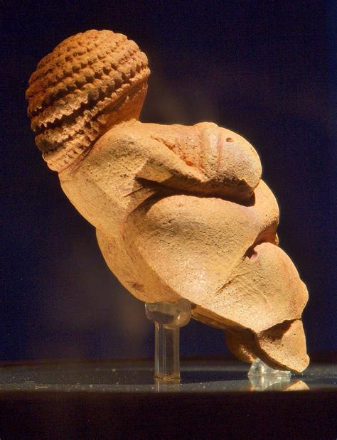 La venus de Willendorf de perfil. | Venus de willendorf ...