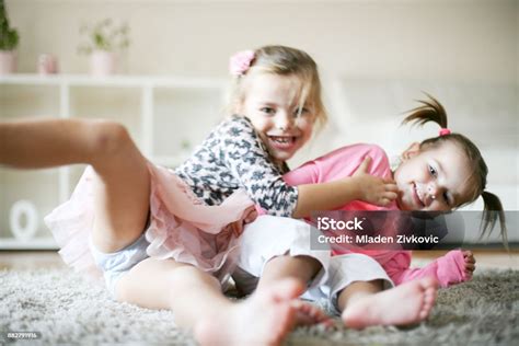 Foto De Duas Meninas Brincando No Chão E Mais Fotos De Stock De 2 3