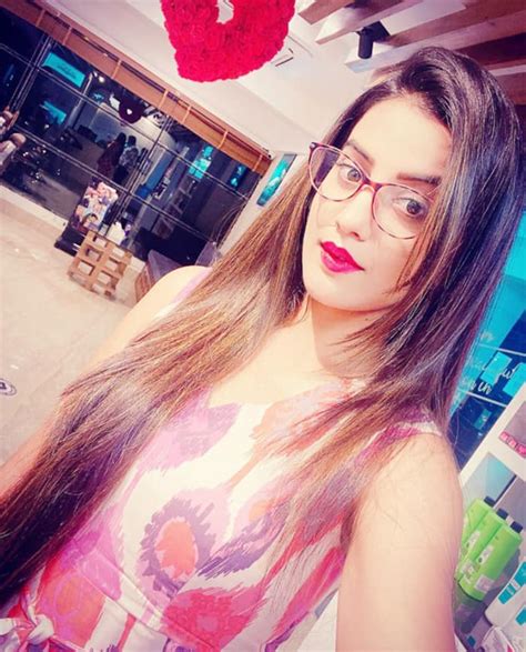 Bhojpuri Queen Akshara Singhs Selfie Spree Post Salon Grooming Is