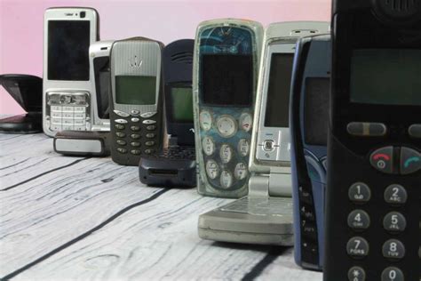 oggetti indesiderati i vecchi cellulari oggi valgono migliaia di euro