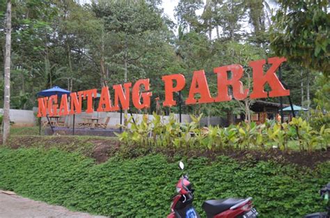 Tak jarang banyak pengunjung yang berfoto ria mengabadikan diri dengan latar bendungan. Harga Tiket dan Jam Buka Ngantang Park Malang, Persembahan ...