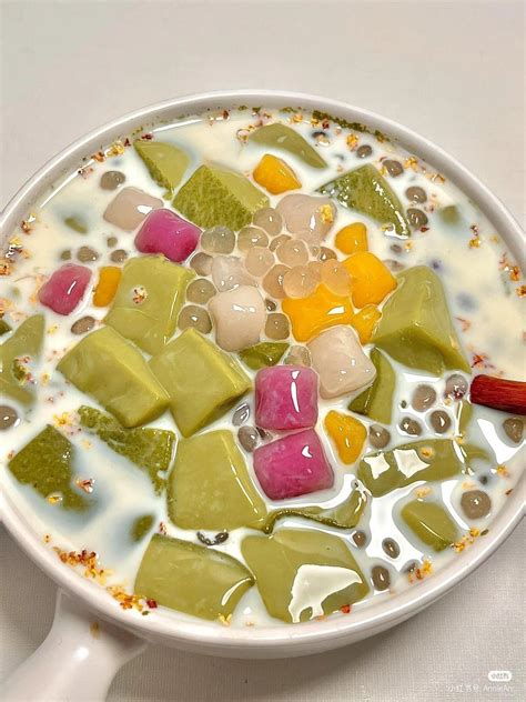 Vietnamese Refreshing Iced Dessert Drink With Seaweed Lotus Seeds Jujubes Longans And Pearl