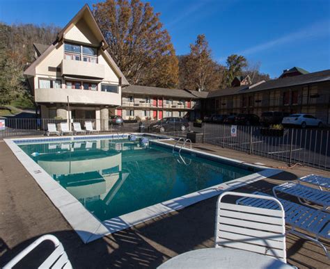 We offer a business center, guest laundry facilities, vending machines. Econo Lodge Inn & Suites on the River (Gatlinburg, TN ...