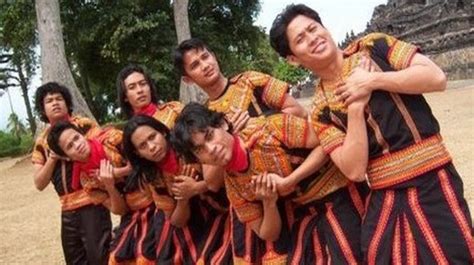 Tarian saman menggunakan dua unsur gerak yang menjadi unsur dasar dalam tarian saman: belajar aneka tari tradisional Indonesia: 5 makna gerakan pada tari saman