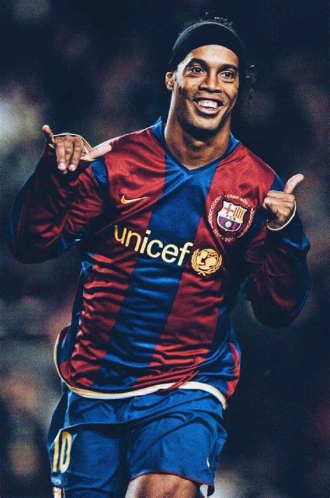 Ronaldo de assis moreira, commonly known as ronaldinho gaúcho or simply ronaldinho, is a brazilian former professional footballer and curren. Pin de Anurag Dhole em Barcelona | Ronaldinho gaucho ...
