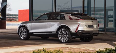 2023 Cadillac Lyriq Electric Crossover Debuts With 300 Mile Range The