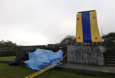 Estatua de bolivar sobre un caballo. Estatua de Sebastián de Belalcázar en Popayán amaneció con ...