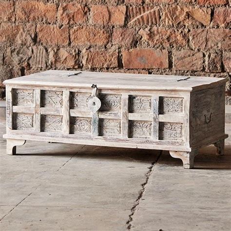 12 Distressed Wood Trunk Coffee Table Gallery Di 2020