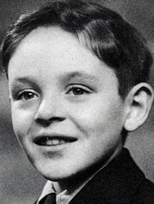 Handsome young anthony hopkins pictures include photos from his toddler and childhood years and several from his earliest roles in film during the 1960s. Anthony Hopkins | Anthony hopkins, Young celebrities ...