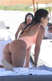 Kourtney Kardashian S Ass Vs Kendall Jenner S Nipples