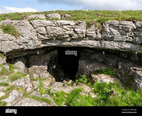 The Entrance Of Dead Mans Cave Above Feizor Yorkshire Dales Uk Stock